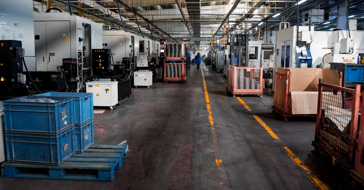Banda transportadora modular con cajas en movimiento dentro de un almacén